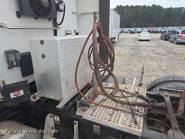image for item YA2141 2022 Peterbilt 579 semi truck