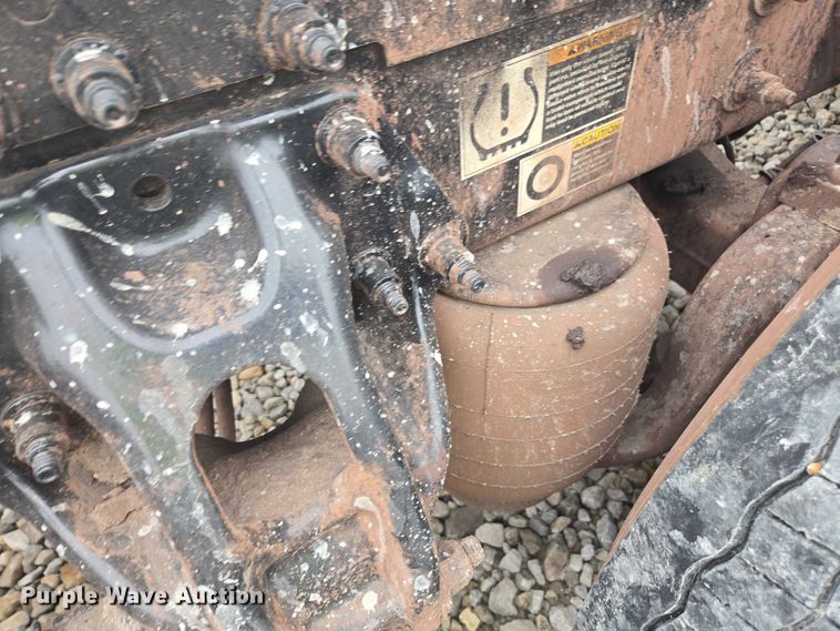 image for item YA2141 2022 Peterbilt 579 semi truck