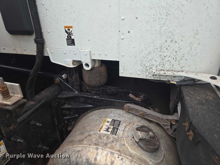 image for item YA2141 2022 Peterbilt 579 semi truck