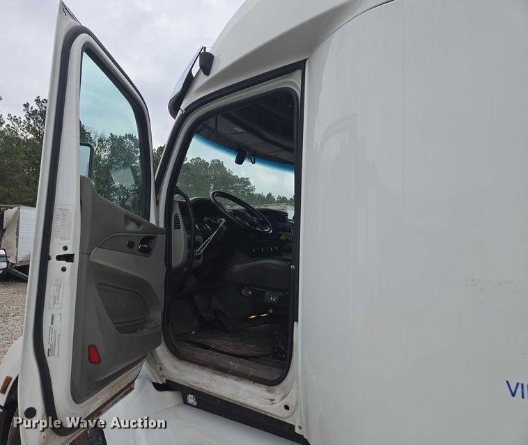 image for item YA2141 2022 Peterbilt 579 semi truck