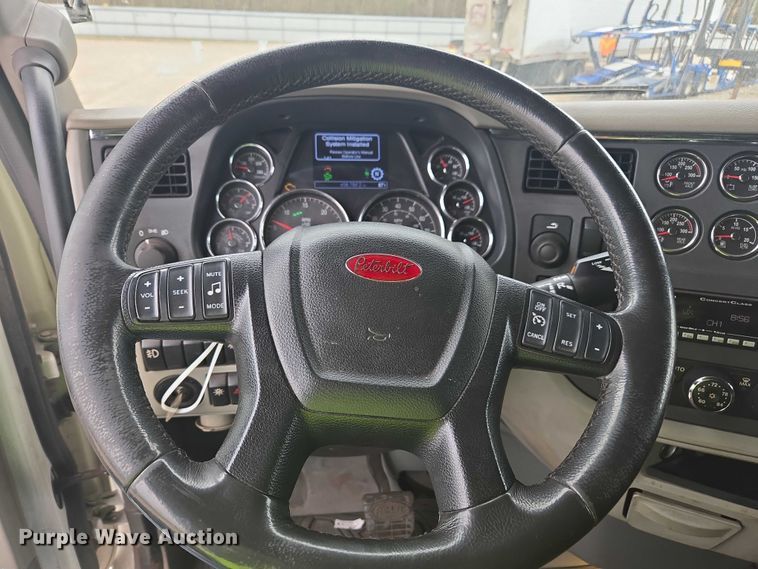 image for item YA2141 2022 Peterbilt 579 semi truck