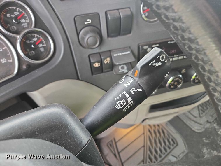 image for item YA2141 2022 Peterbilt 579 semi truck