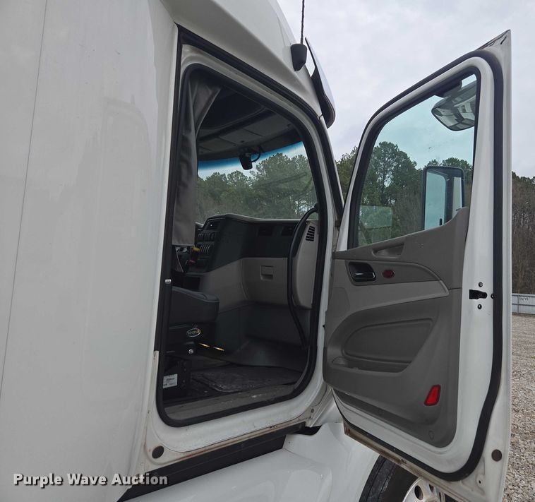 image for item YA2141 2022 Peterbilt 579 semi truck