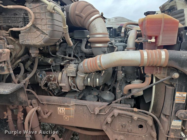 image for item YA2141 2022 Peterbilt 579 semi truck