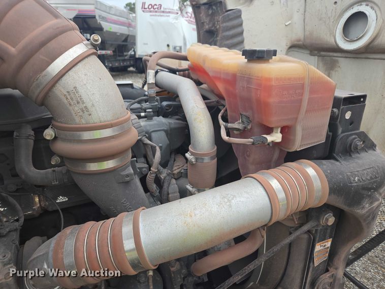 image for item YA2141 2022 Peterbilt 579 semi truck