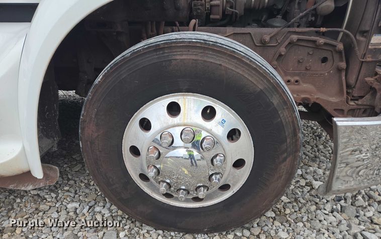 image for item YA2141 2022 Peterbilt 579 semi truck