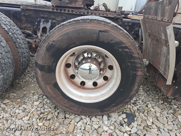image for item YA2141 2022 Peterbilt 579 semi truck