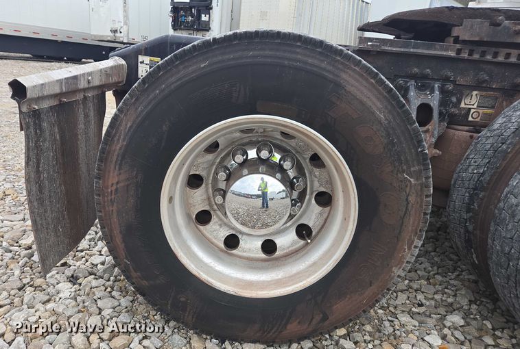 image for item YA2141 2022 Peterbilt 579 semi truck