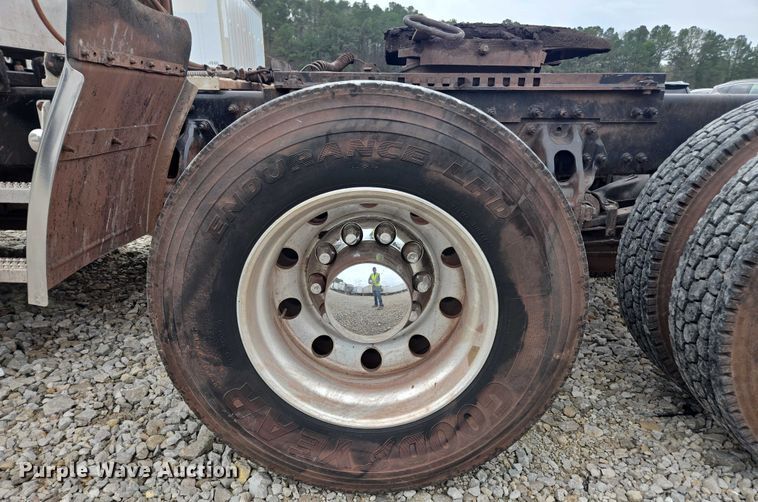 image for item YA2141 2022 Peterbilt 579 semi truck