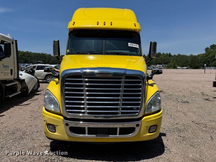 image for item YA2187 2018 Freightliner Cascadia semi truck