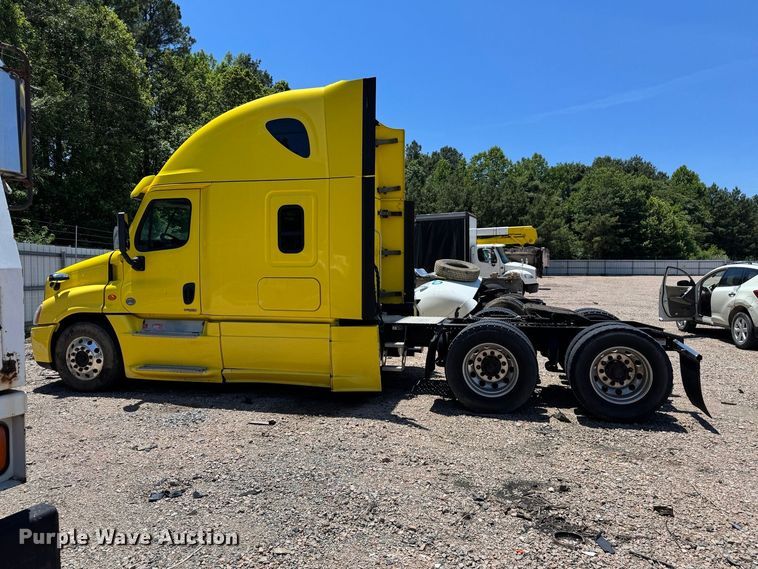 image for item YA2187 2018 Freightliner Cascadia semi truck