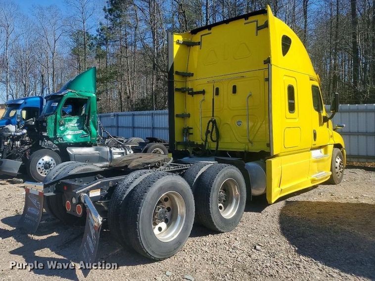 image for item YA2187 2018 Freightliner Cascadia semi truck