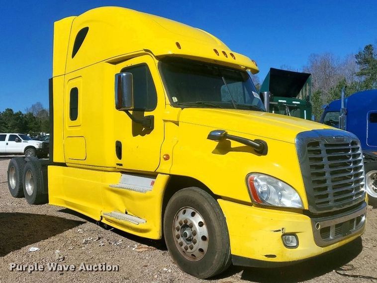 image for item YA2187 2018 Freightliner Cascadia semi truck