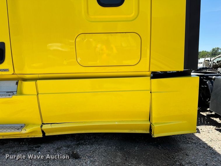 image for item YA2187 2018 Freightliner Cascadia semi truck