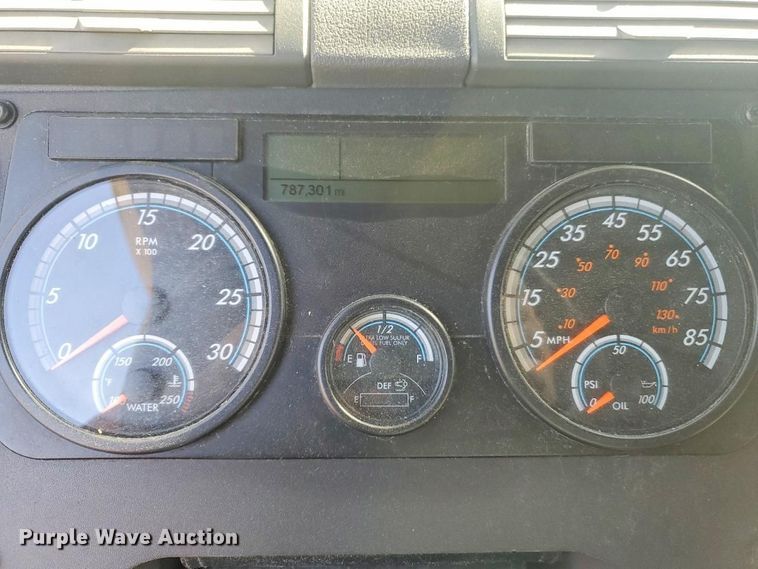 image for item YA2187 2018 Freightliner Cascadia semi truck
