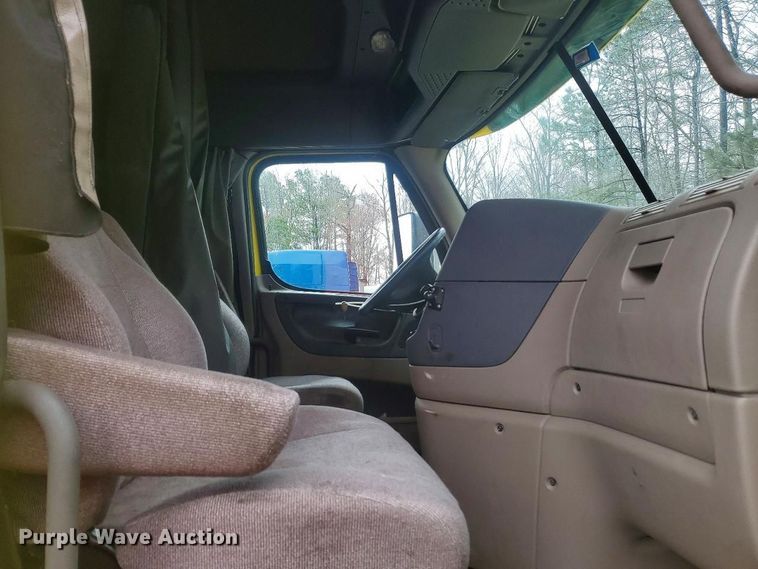 image for item YA2187 2018 Freightliner Cascadia semi truck