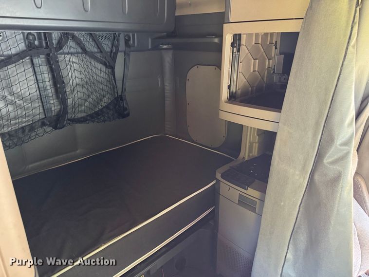 image for item YA2187 2018 Freightliner Cascadia semi truck
