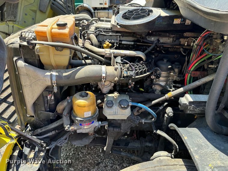 image for item YA2187 2018 Freightliner Cascadia semi truck