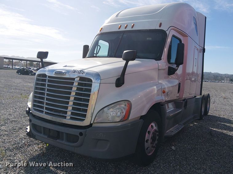 image for item YA2236 2018 Freightliner Cascadia semi truck
