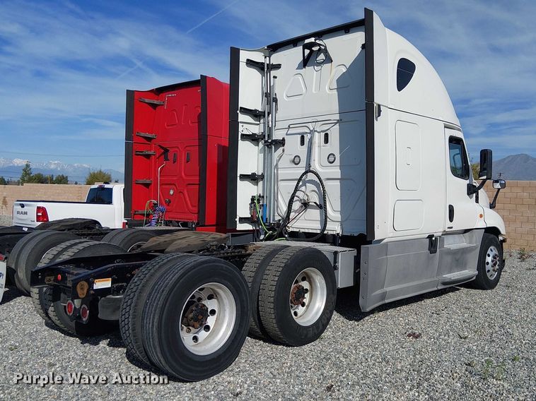 image for item YA2236 2018 Freightliner Cascadia semi truck