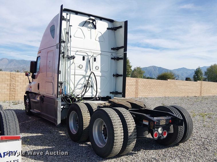 image for item YA2236 2018 Freightliner Cascadia semi truck