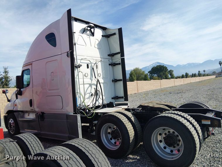 image for item YA2236 2018 Freightliner Cascadia semi truck
