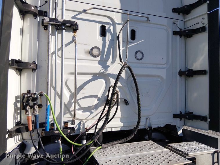 image for item YA2236 2018 Freightliner Cascadia semi truck