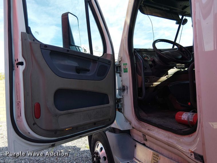 image for item YA2236 2018 Freightliner Cascadia semi truck