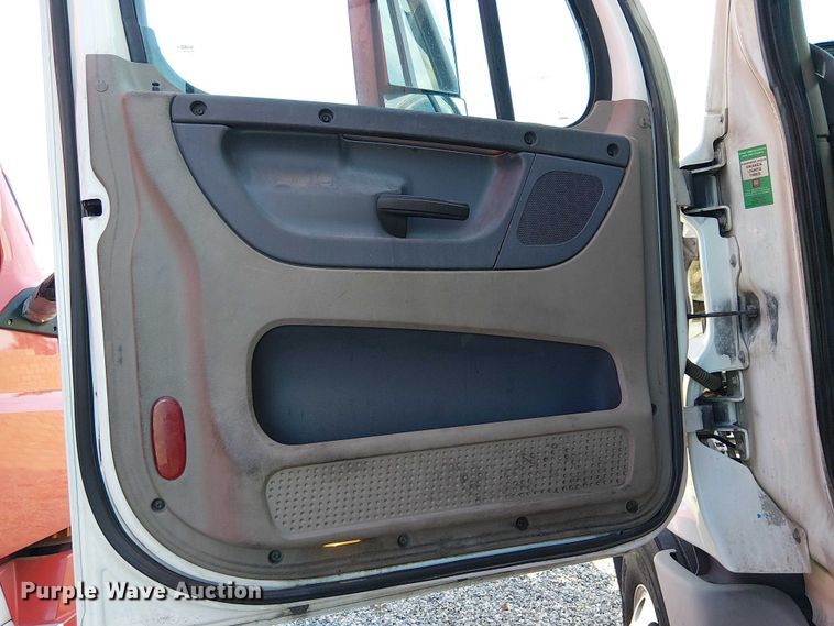 image for item YA2236 2018 Freightliner Cascadia semi truck