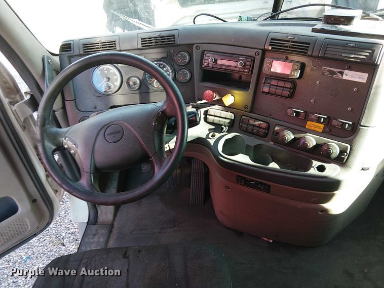 image for item YA2236 2018 Freightliner Cascadia semi truck