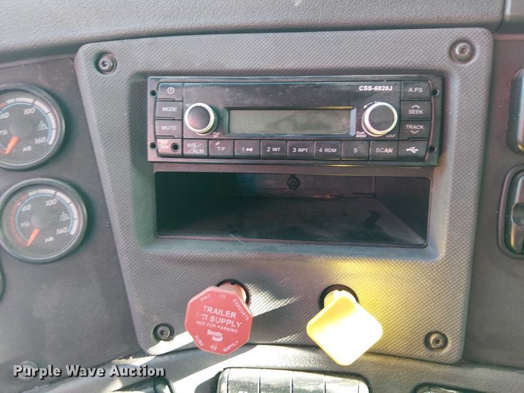 image for item YA2236 2018 Freightliner Cascadia semi truck