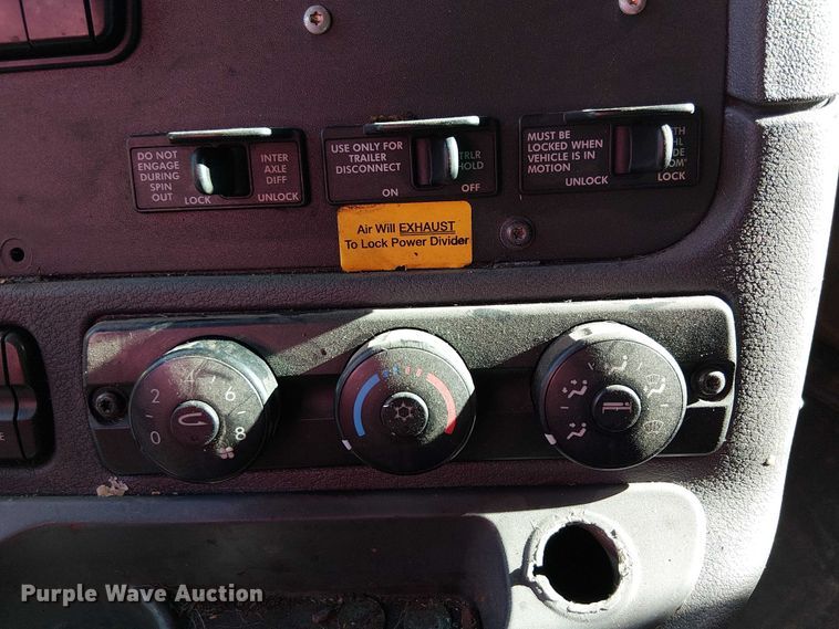 image for item YA2236 2018 Freightliner Cascadia semi truck