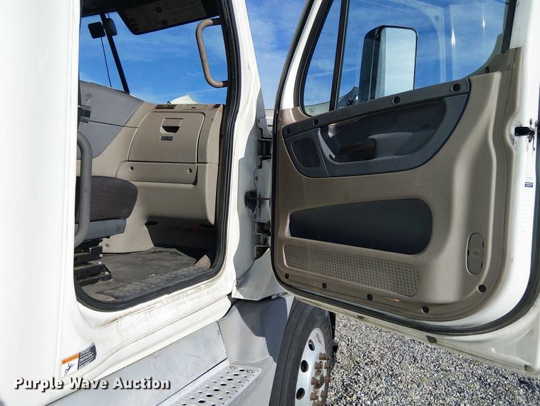 image for item YA2236 2018 Freightliner Cascadia semi truck