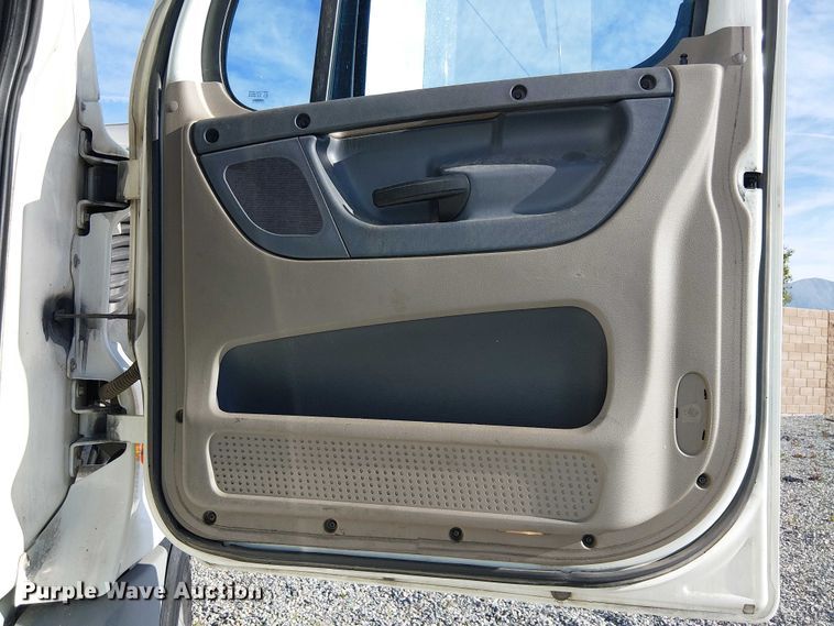 image for item YA2236 2018 Freightliner Cascadia semi truck