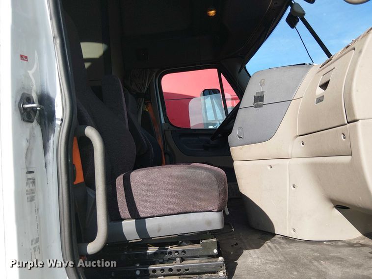 image for item YA2236 2018 Freightliner Cascadia semi truck
