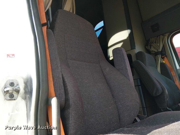 image for item YA2236 2018 Freightliner Cascadia semi truck
