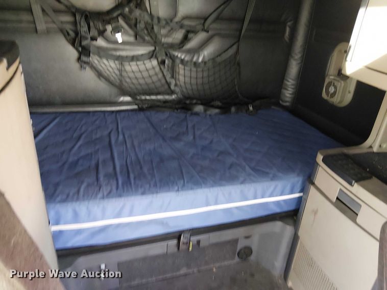 image for item YA2236 2018 Freightliner Cascadia semi truck