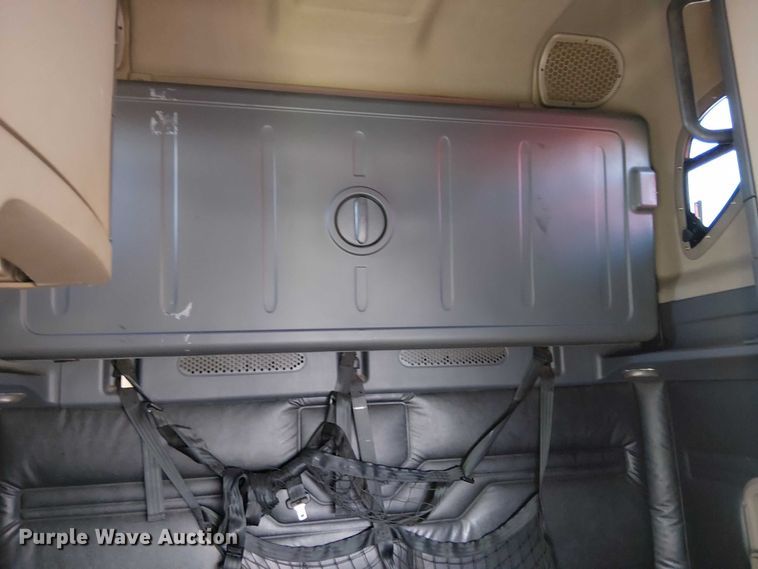image for item YA2236 2018 Freightliner Cascadia semi truck
