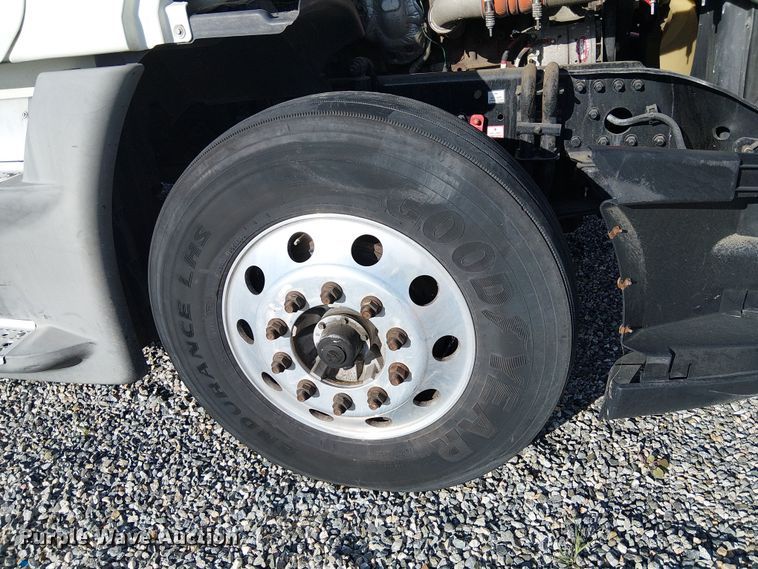 image for item YA2236 2018 Freightliner Cascadia semi truck