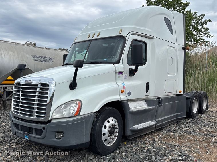 image for item YA2417 2017 Freightliner Cascadia semi truck