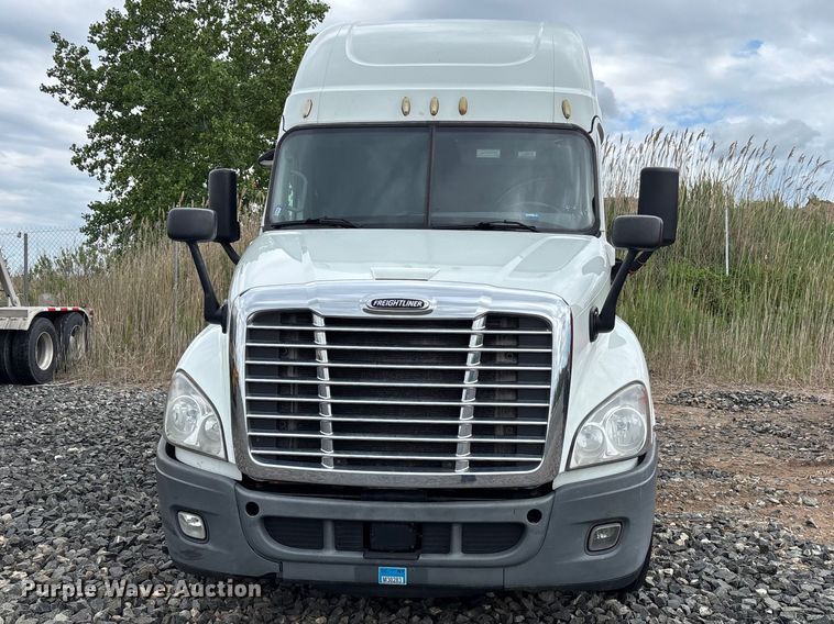 image for item YA2417 2017 Freightliner Cascadia semi truck