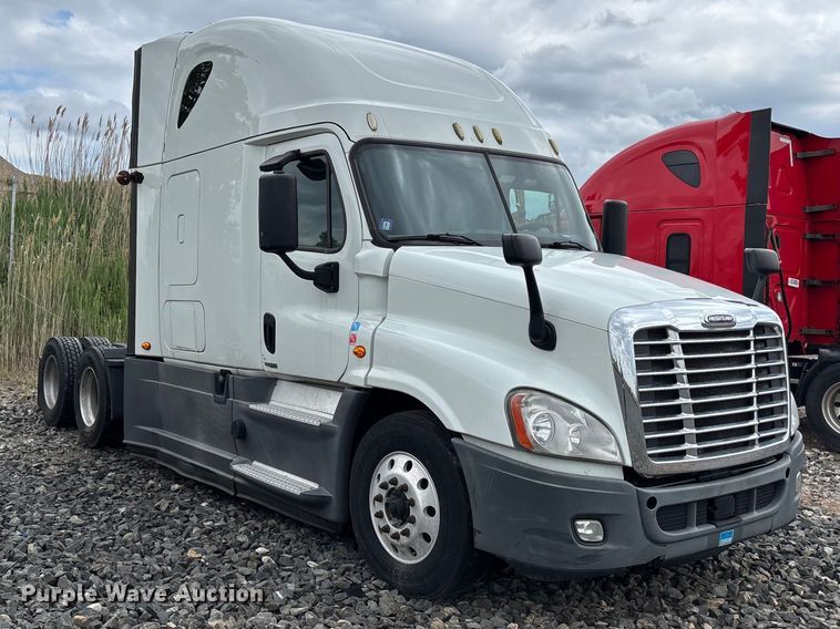 image for item YA2417 2017 Freightliner Cascadia semi truck