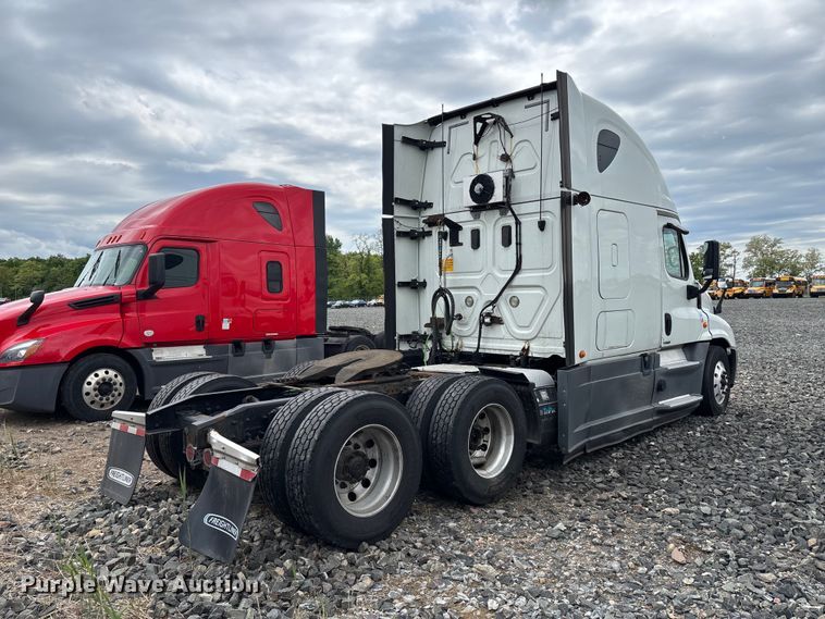 image for item YA2417 2017 Freightliner Cascadia semi truck