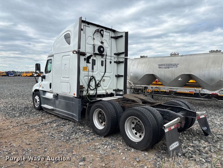 image for item YA2417 2017 Freightliner Cascadia semi truck