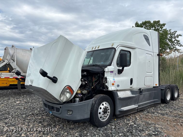 image for item YA2417 2017 Freightliner Cascadia semi truck