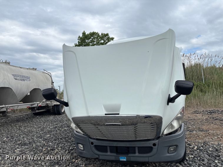 image for item YA2417 2017 Freightliner Cascadia semi truck