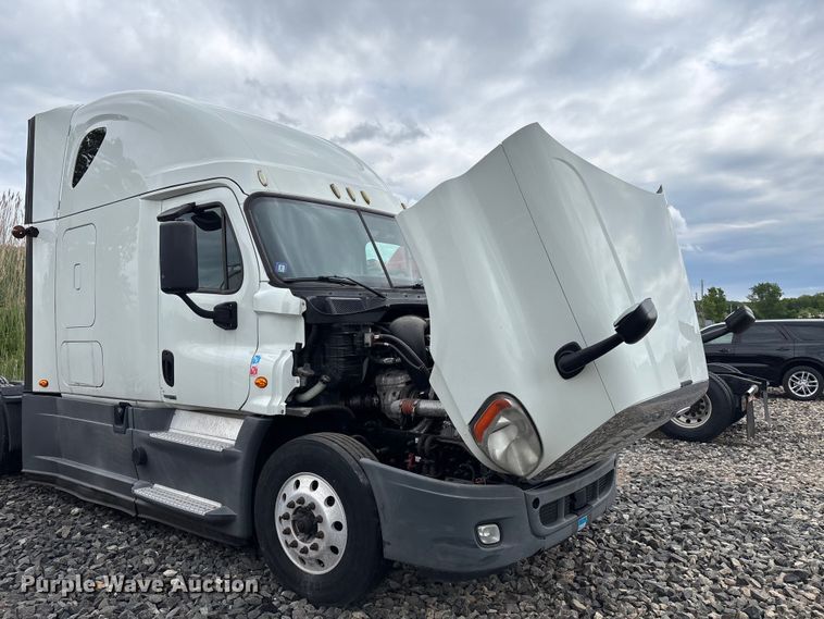image for item YA2417 2017 Freightliner Cascadia semi truck