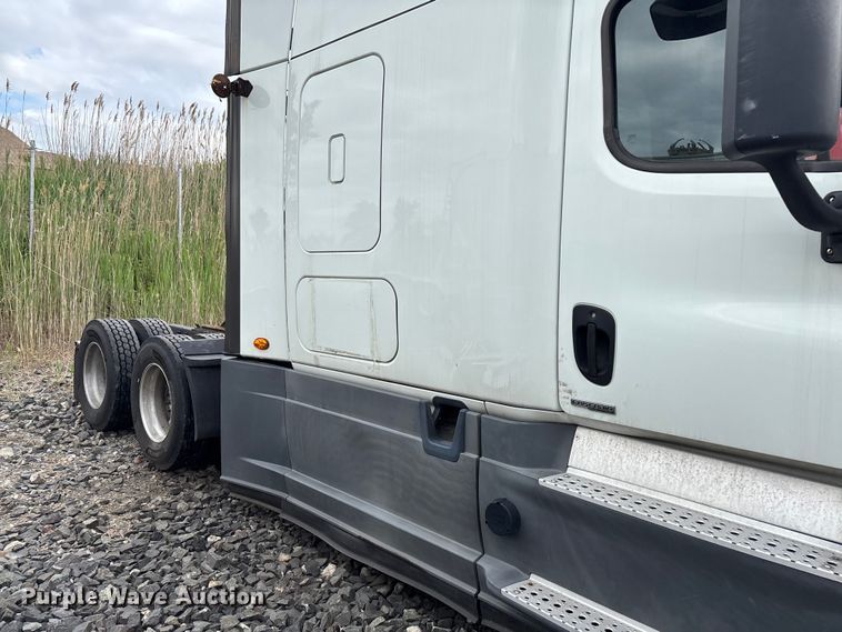 image for item YA2417 2017 Freightliner Cascadia semi truck