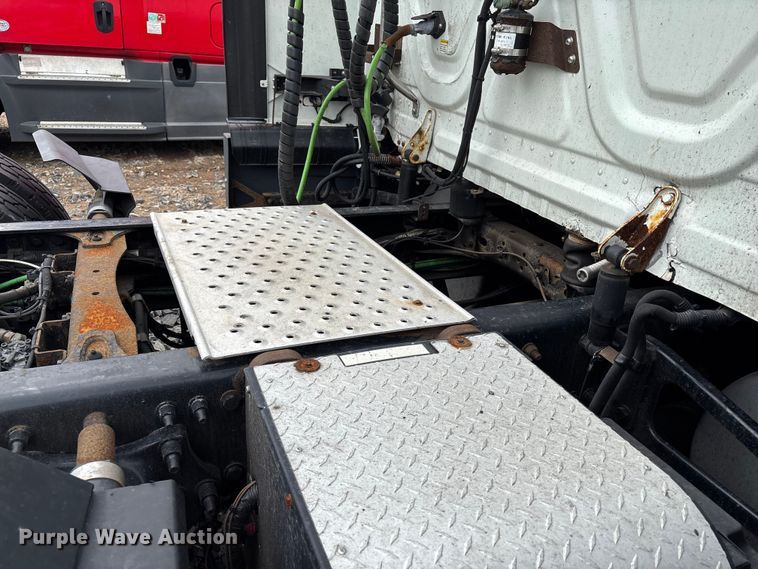 image for item YA2417 2017 Freightliner Cascadia semi truck