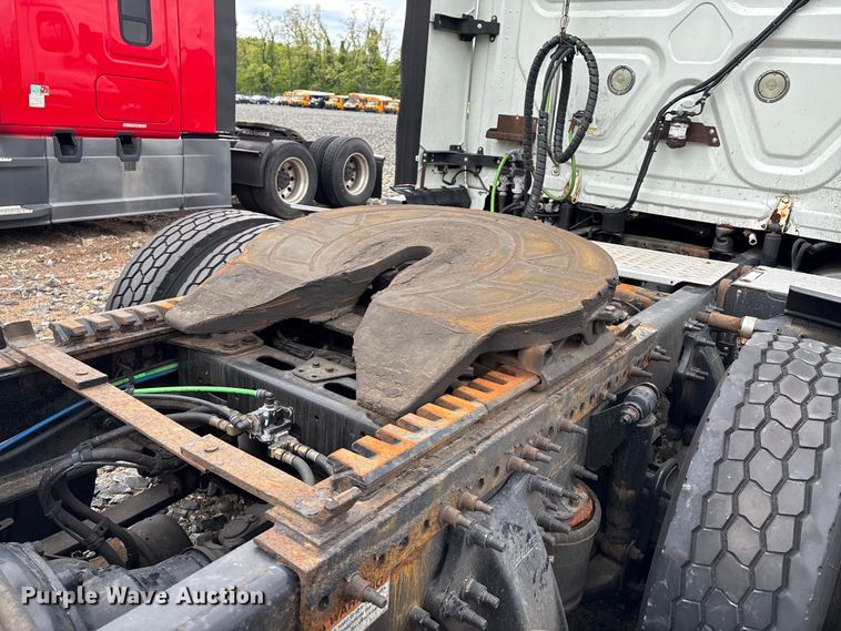 image for item YA2417 2017 Freightliner Cascadia semi truck
